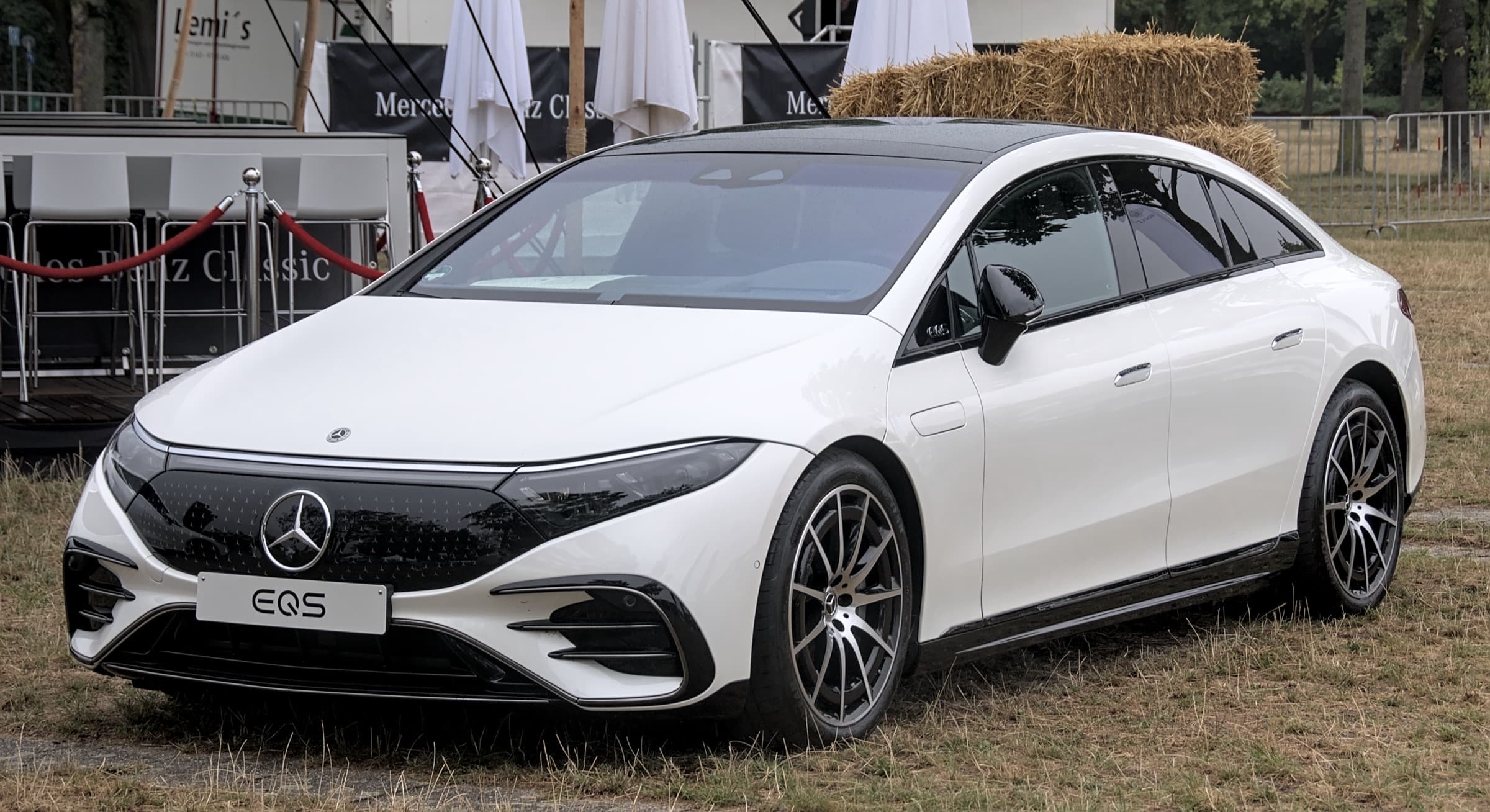 Mercedes-Benz EQS in Polar White Edition 1